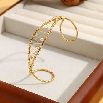 Bracelet doré en multi ligne avec perle synthétique 1