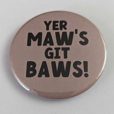 58 mm Button mit schottischem Motiv „Yer Maw's Git Baws“ | Anstecknadel | lustig