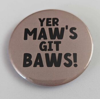 Badge bouton sur le thème écossais de 58 mm Yer Maw's Git Baws | épingle | drôle 1