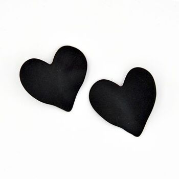 Boucles d'oreilles en porcelaine mate coeur noir 3