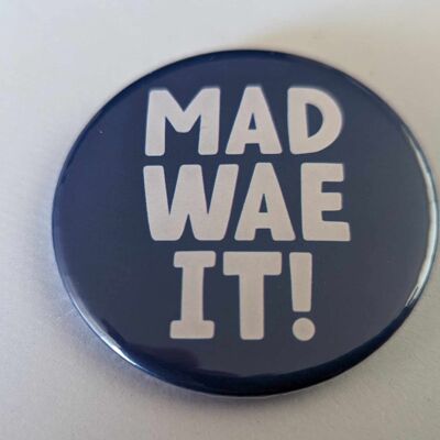 58 mm Button mit schottischem Motiv „Mad Wae It“ | Anstecknadel | lustig