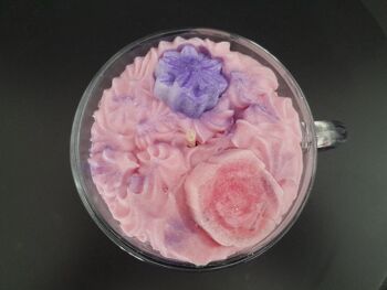 Bougie chantilly parfumée à la rose-violette 4