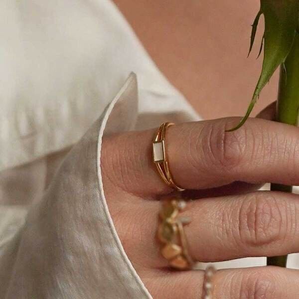 Anello minimalista piccolo rettangolo in ottone smaltato dorato con oro fino