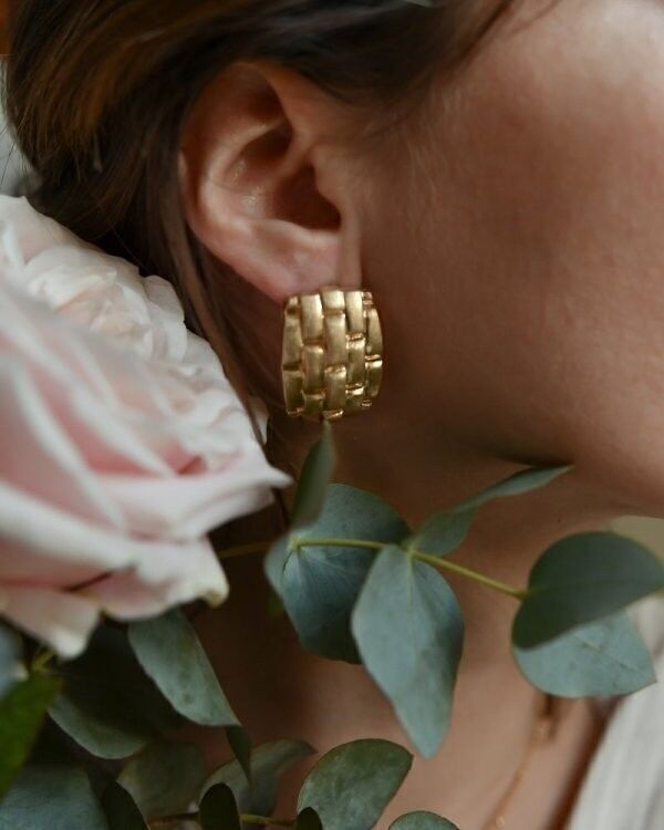 Opulenti orecchini imbottiti in ottone dorato in oro fino