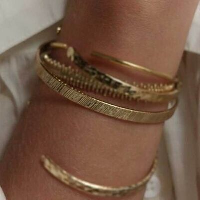 Finely engraved brass bangle gilded with fine gold