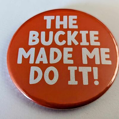 58 mm Button mit schottischem Motiv „The Buckie Made Me Do It“ | Anstecknadel | lustig