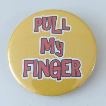 Badge bouton drôle de 58 mm Pull My Finger | épingle 1