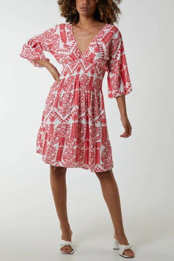 Mini-robe surdimensionnée à manches 3/4 et col en V à imprimé floral détaillé en rouge 1