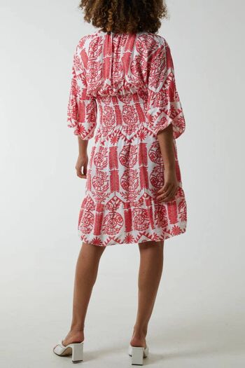Mini-robe surdimensionnée à manches 3/4 et col en V à imprimé floral détaillé en rouge 2