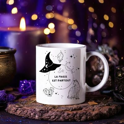 La magia delle tazze in ceramica è ovunque nella ceramica