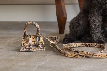 The Dog Musthaves Designer Bag - Beloningstasje voor hondenkoekjes en poepzakdispenser - Slangenprint suède 2