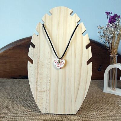 Collier pendentif coeur blanc orné de fleurs rouges