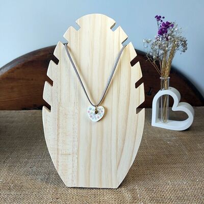 Collana con pendente a cuore bianco decorato con fiori effetto gesso
