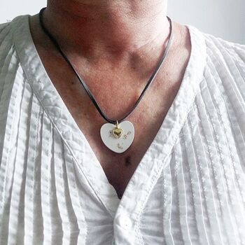 Collier avec pendentif en forme de coeur blanc et décoré de feuilles d'or - white and gold necklace 4