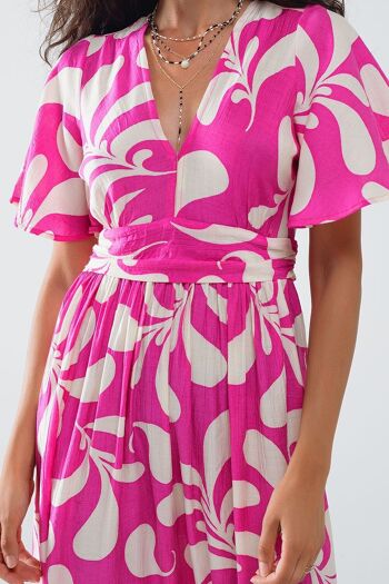 Robe longue fuchsia à imprimé floral et dos ouvert 4