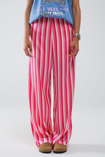 Pantalon en satin à jambe droite à rayures verticales en rose 1