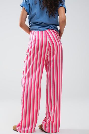 Pantalon en satin à jambe droite à rayures verticales en rose 2