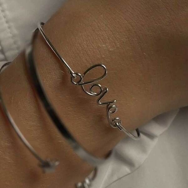 Bracciale rigido con lettera d'amore in ottone argentato