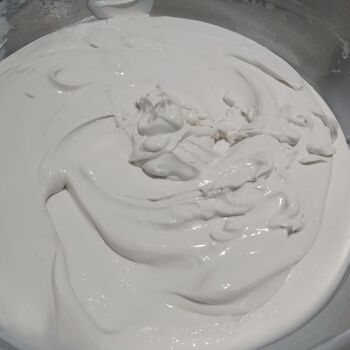 Crème au beurre corporel soyeuse à la fleur de pommier et au santal 3