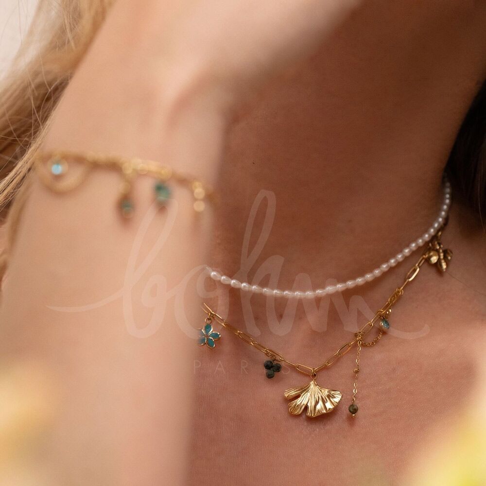 Suzanne-Halskette – Natursteine, emaillierte Blume, Ginko, Biene