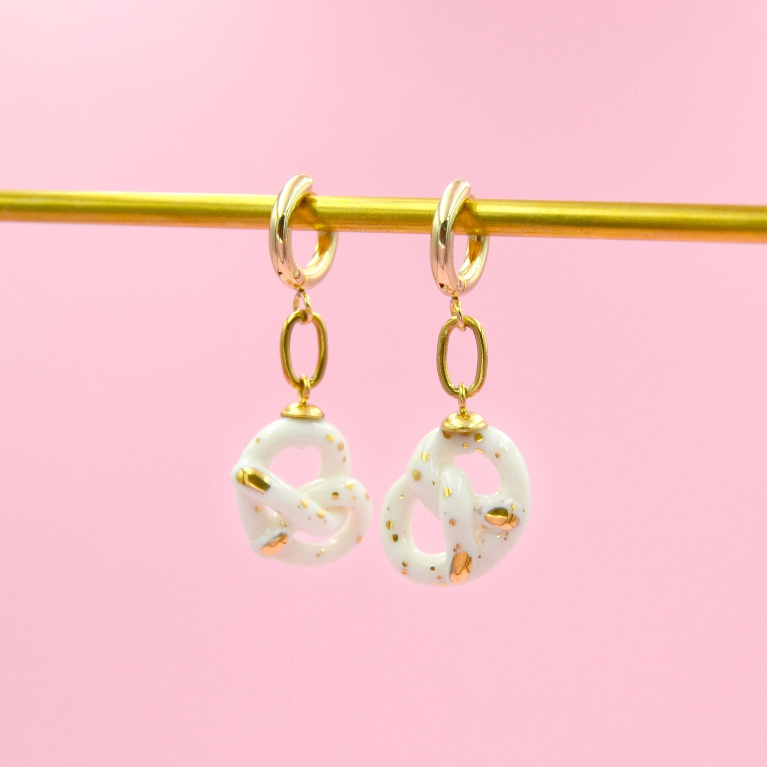 Weiße und goldene Brezel-Ohrringe