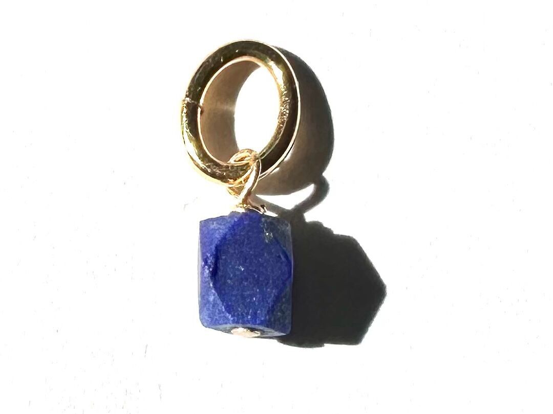 Piccolo ciondolo in lapislazzuli grezzo