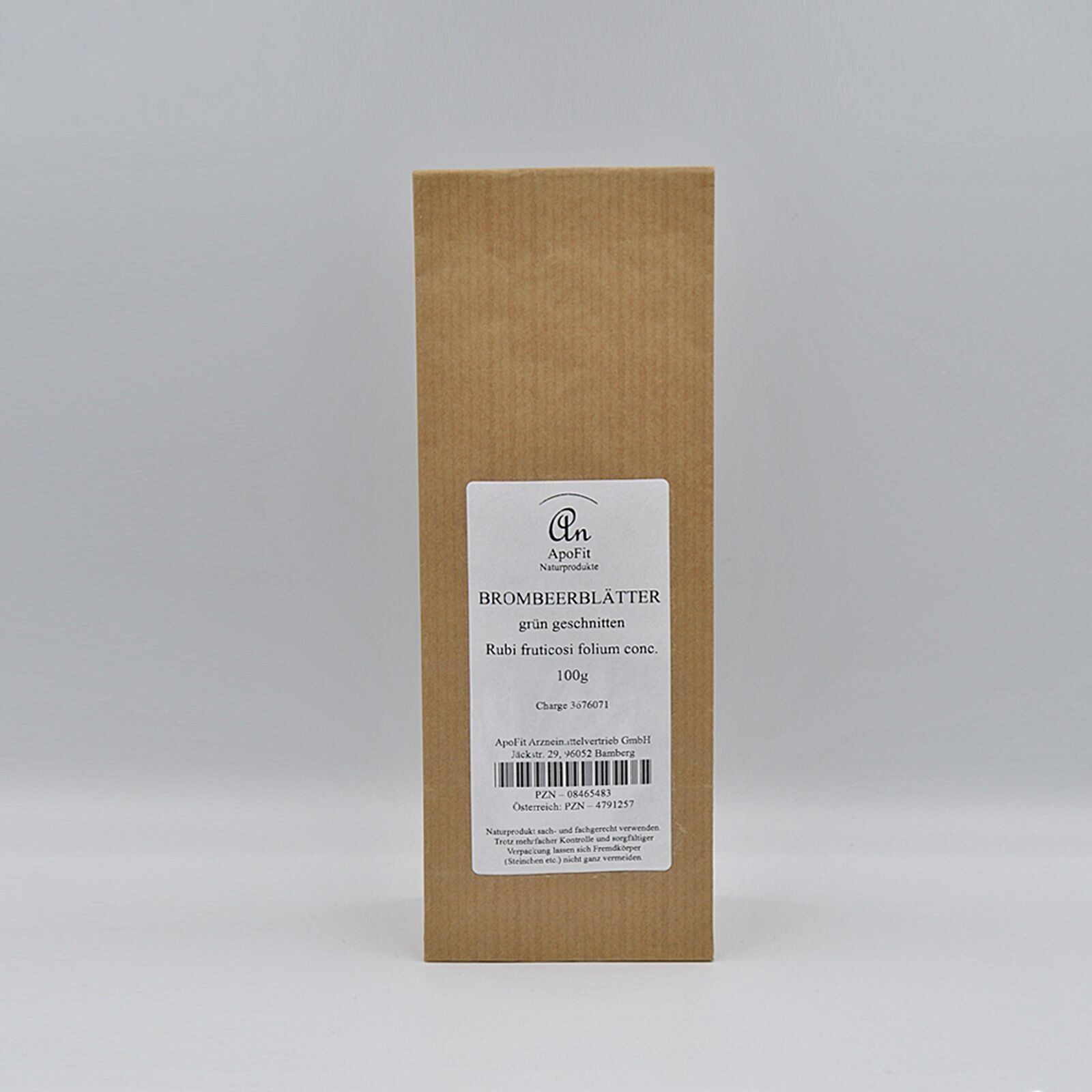 Hojas de mora cortadas en verde.