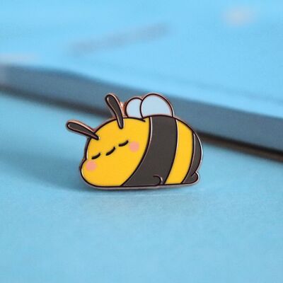 Pin de esmalte de abeja soñolienta