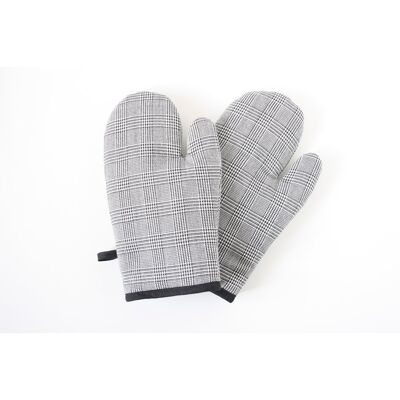 Checkered oven mitts