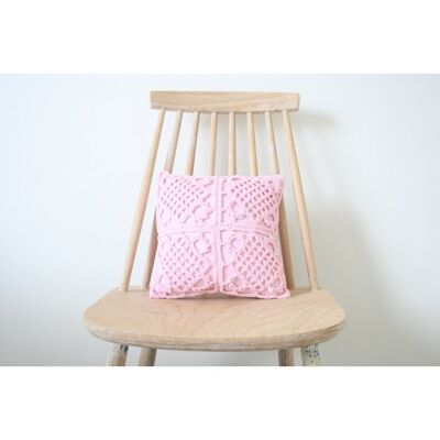 Coussin rose clair au crochet - S