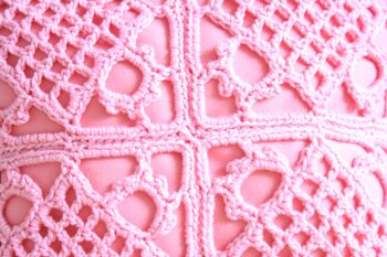 Coussin rose au crochet - S 4