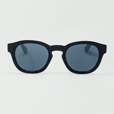 Runde Sonnenbrille im 90er-Stil mit schwarz getönten Gläsern und schwarzem Rahmen