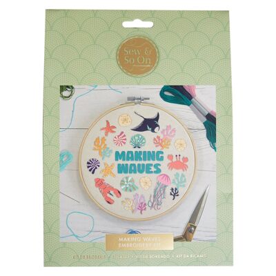 Sew & So On - Kit de artesanía de costura para bordado colgante - Haciendo olas, temática del océano, langosta, pescado, medusas, cangrejos, conchas, incluye todo lo necesario, kits de manualidades, es un gran regalo artístico