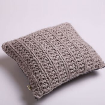 Coussin décoratif en laine tricoté à la main, couleur sable 1