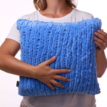 Coussin décoratif bleu en tricot à la main 1