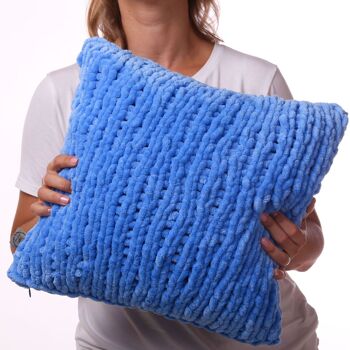 Coussin décoratif bleu en tricot à la main 3