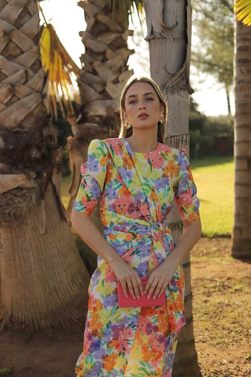 Abito viola stampato con fiori acquerellati