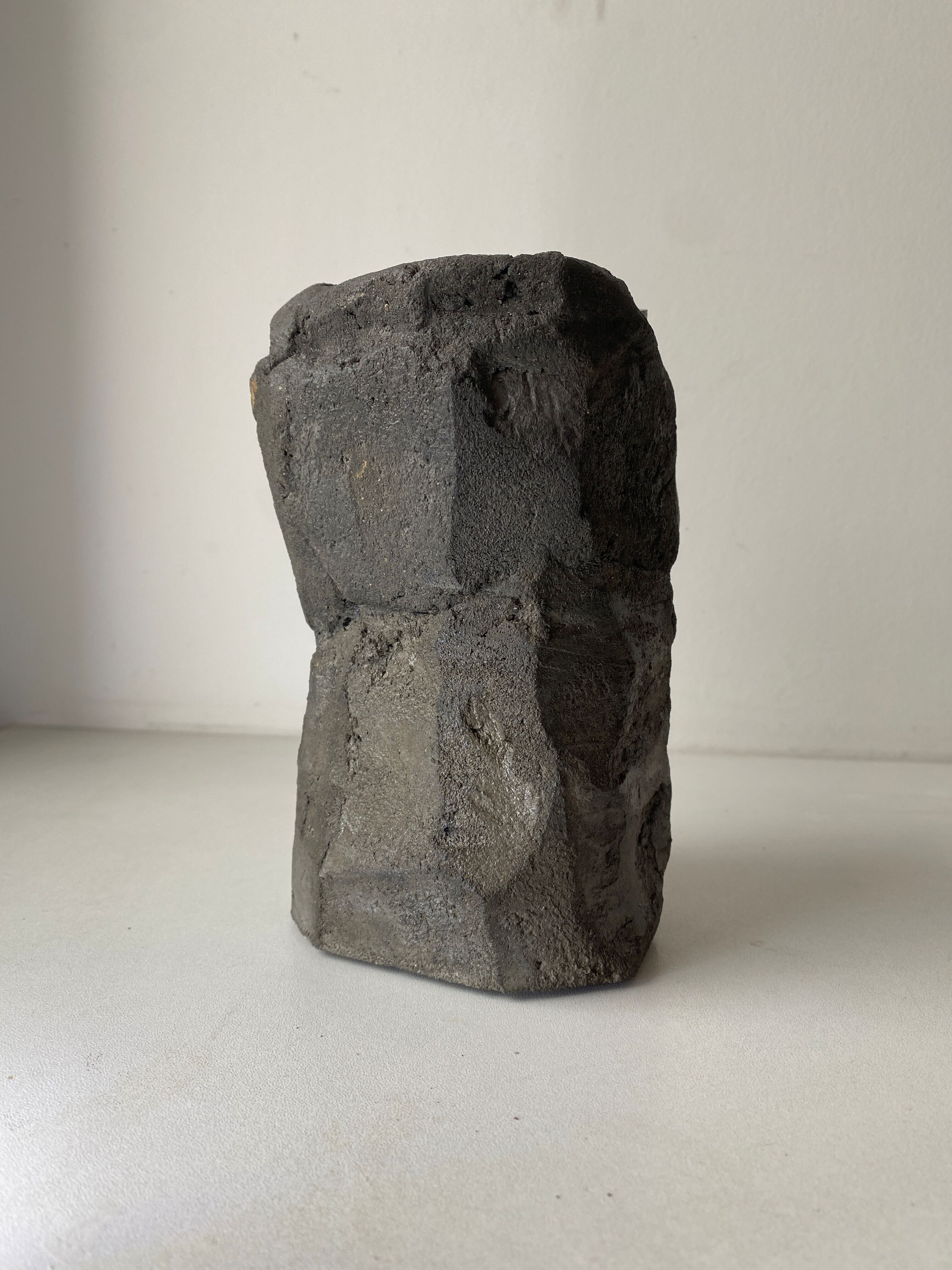 Vaso scolpito in cemento effetto roccia vulcanica "AIN"