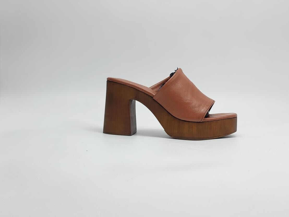 Mules tipo zueco de piel color canela con corte asimétrico y abertura