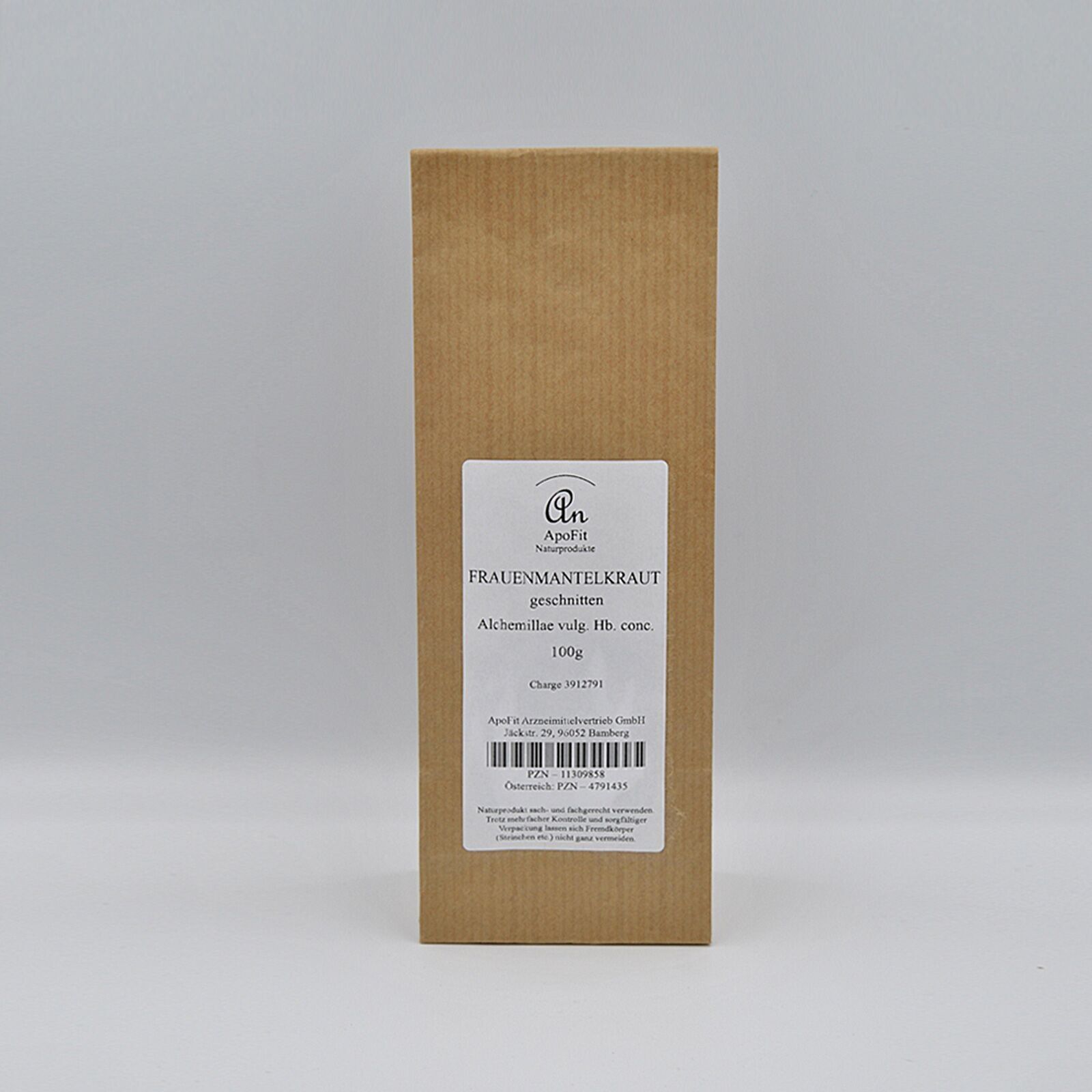 Taglio delle erbe dell'alchemilla