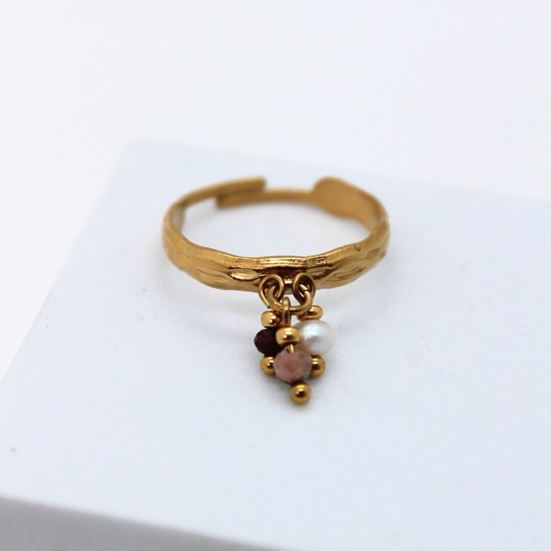 Handgefertigter verstellbarer Ring aus vergoldetem Edelstahl, Süßwasserperlen und Natursteinen