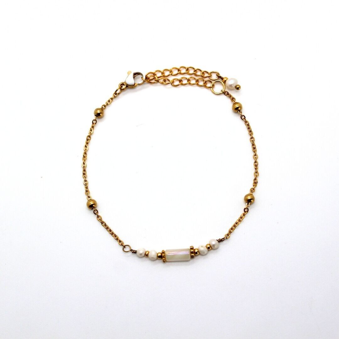Handmade bracelet in gold-plated stainless steel, freshwater pearls and mother-of-pearl