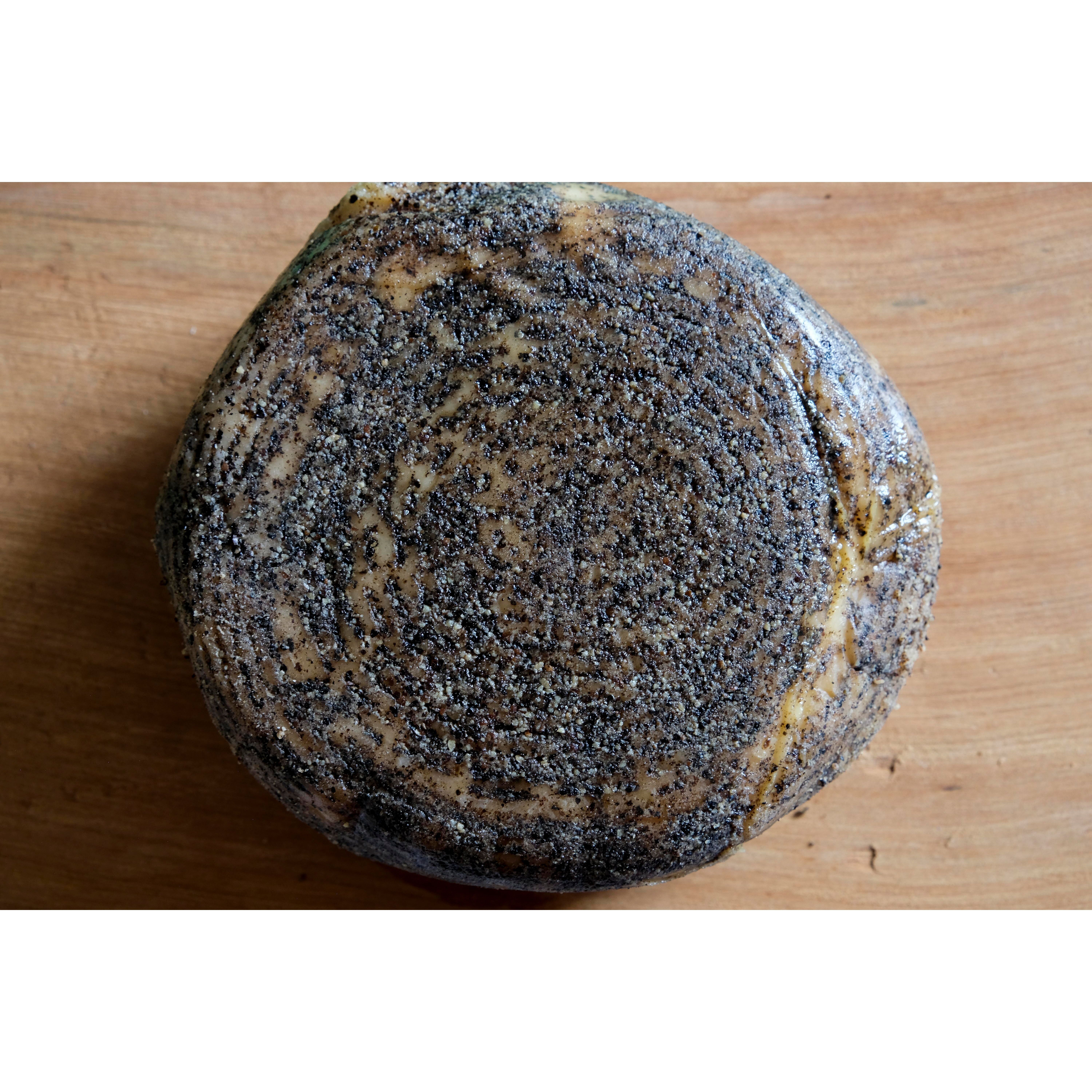 Pecorino ricoperto di pepe