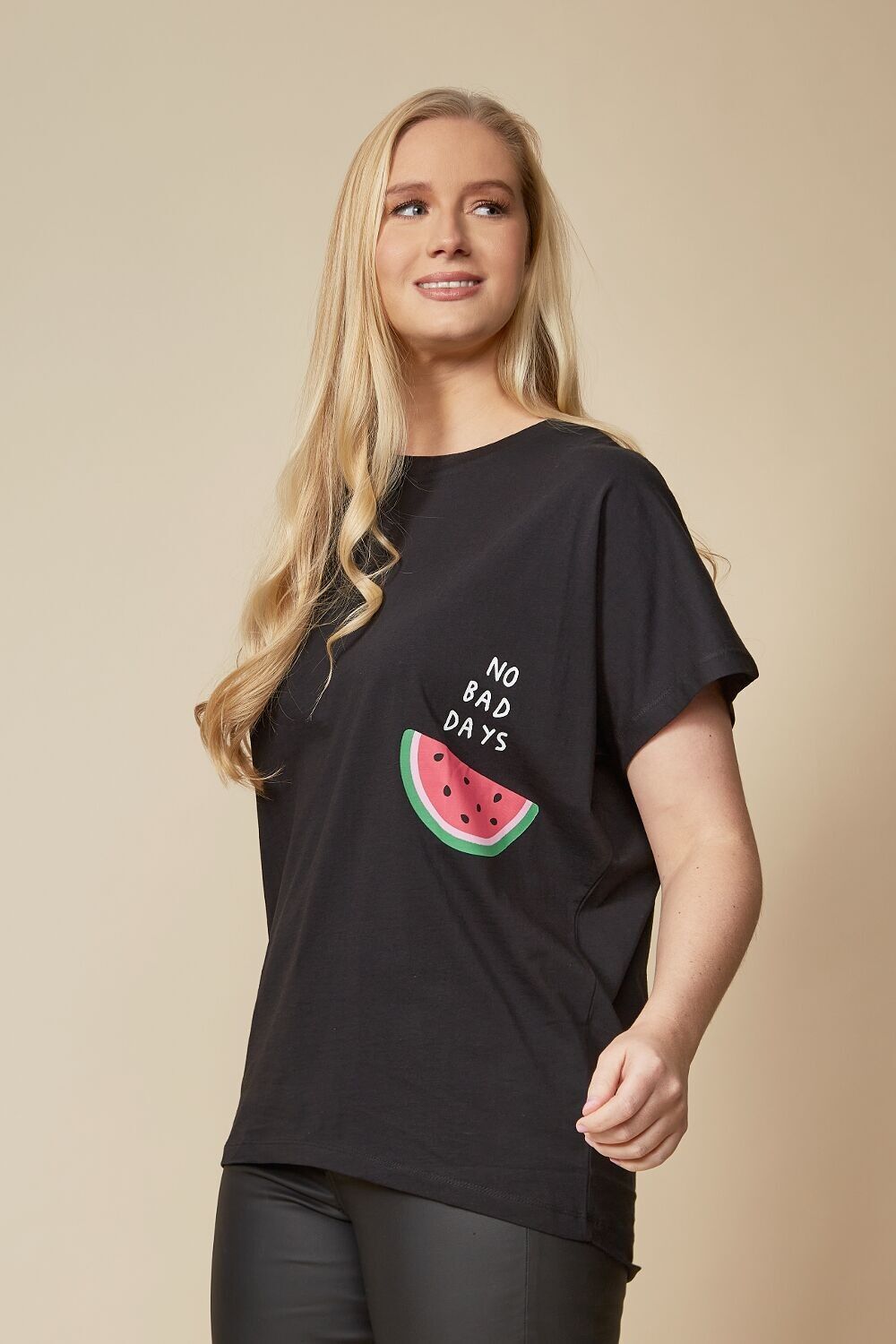 T-shirt oversize con anguria in nero