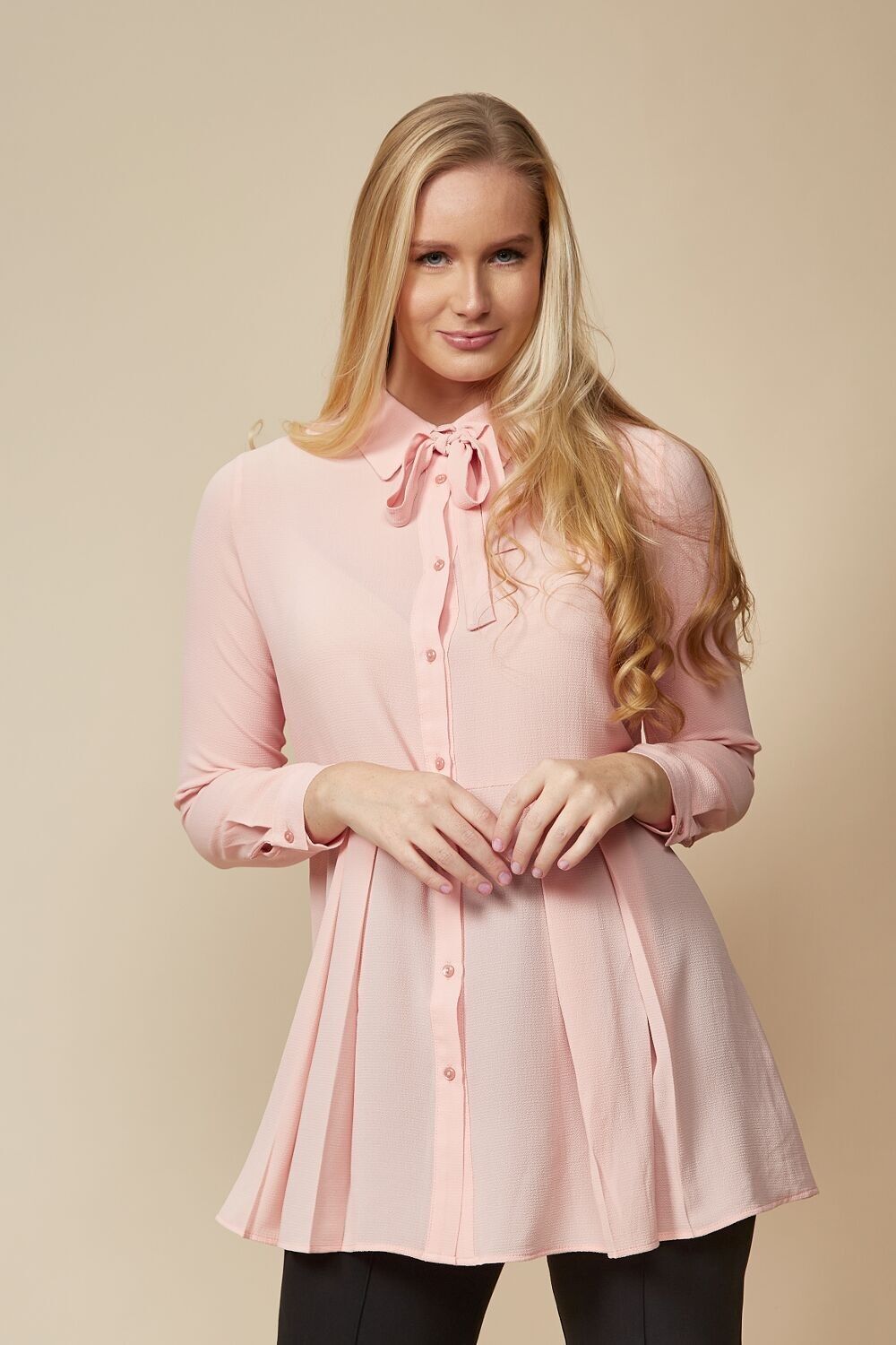 Chemise plissée décontractée à manches longues surdimensionnée avec détail de cravate en rose