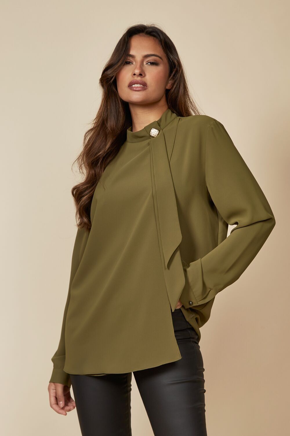 Top oversize a collo alto con dettagli spilla in cachi