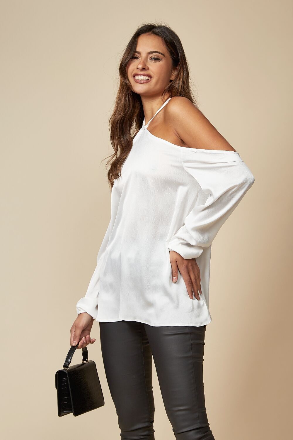 Top oversize con scollo a barchetta e spalle scoperte in bianco