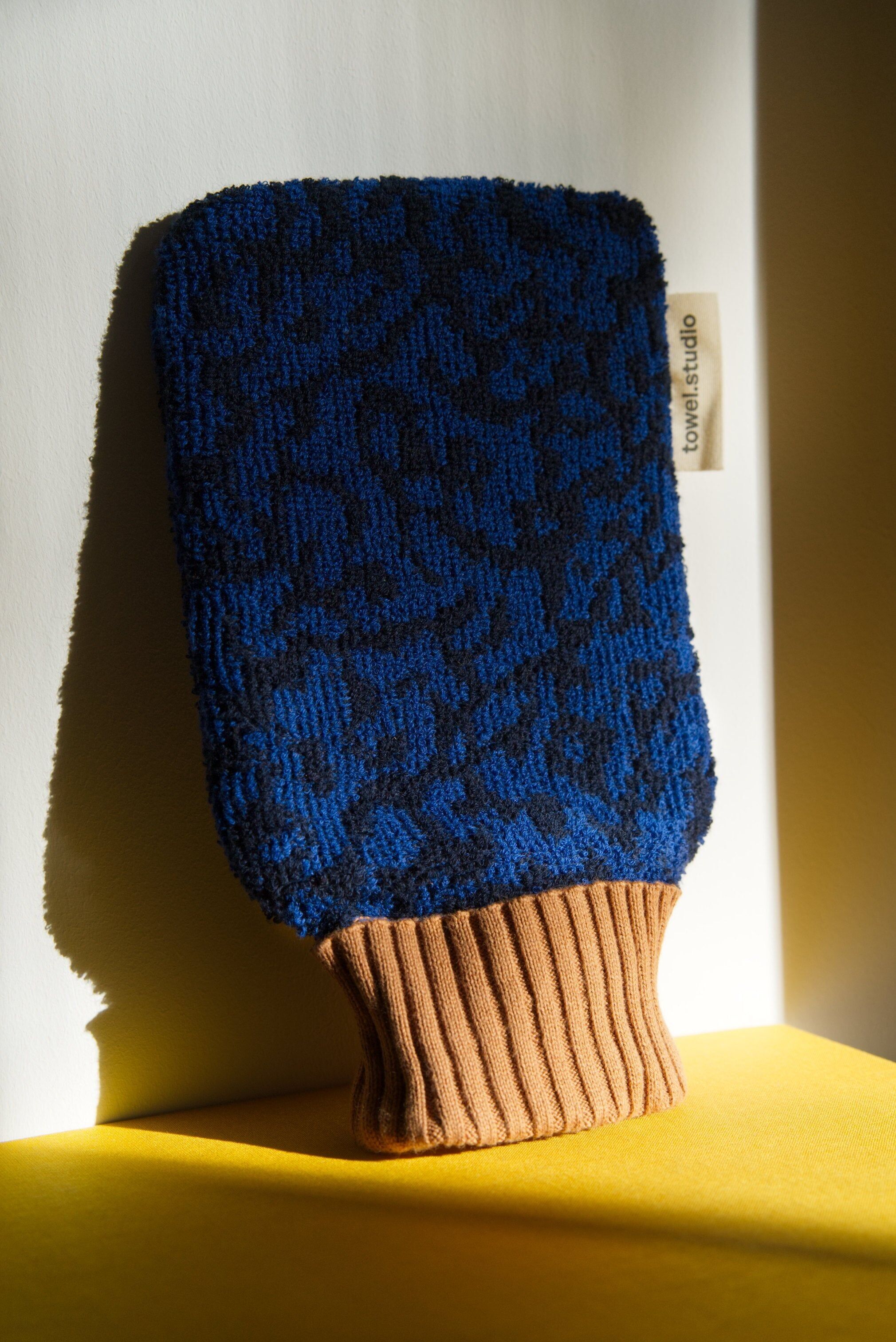 Borsa dell'acqua calda rumorosa mimetica | Nuvola di mezzanotte | Piccolo (0.8 litri)