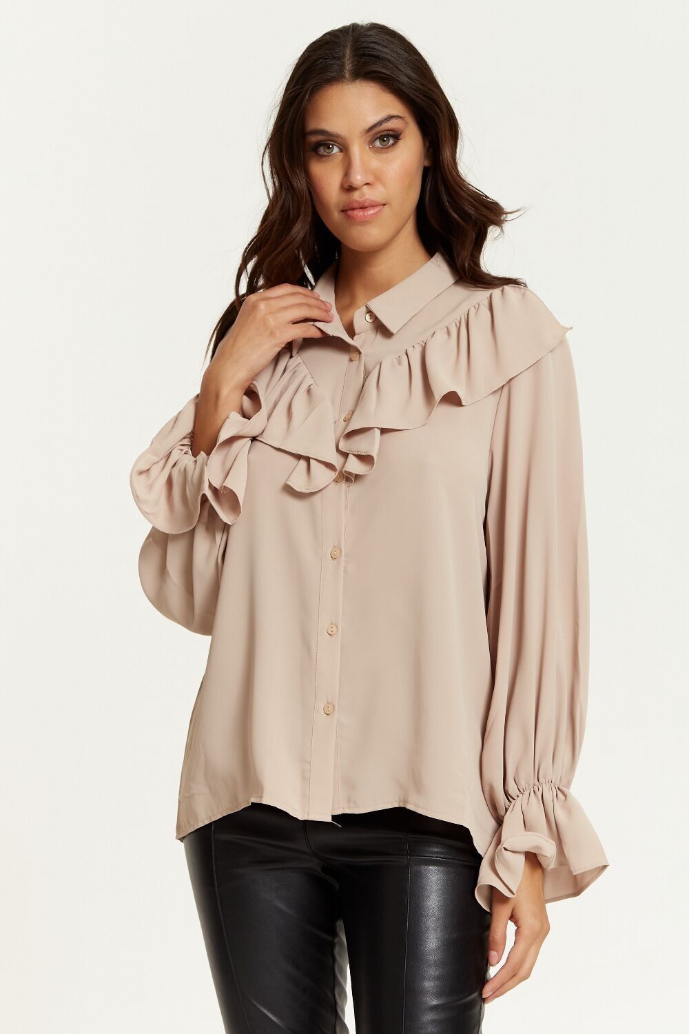 Camicia oversize con volant sul davanti e polsini dettagliati in beige