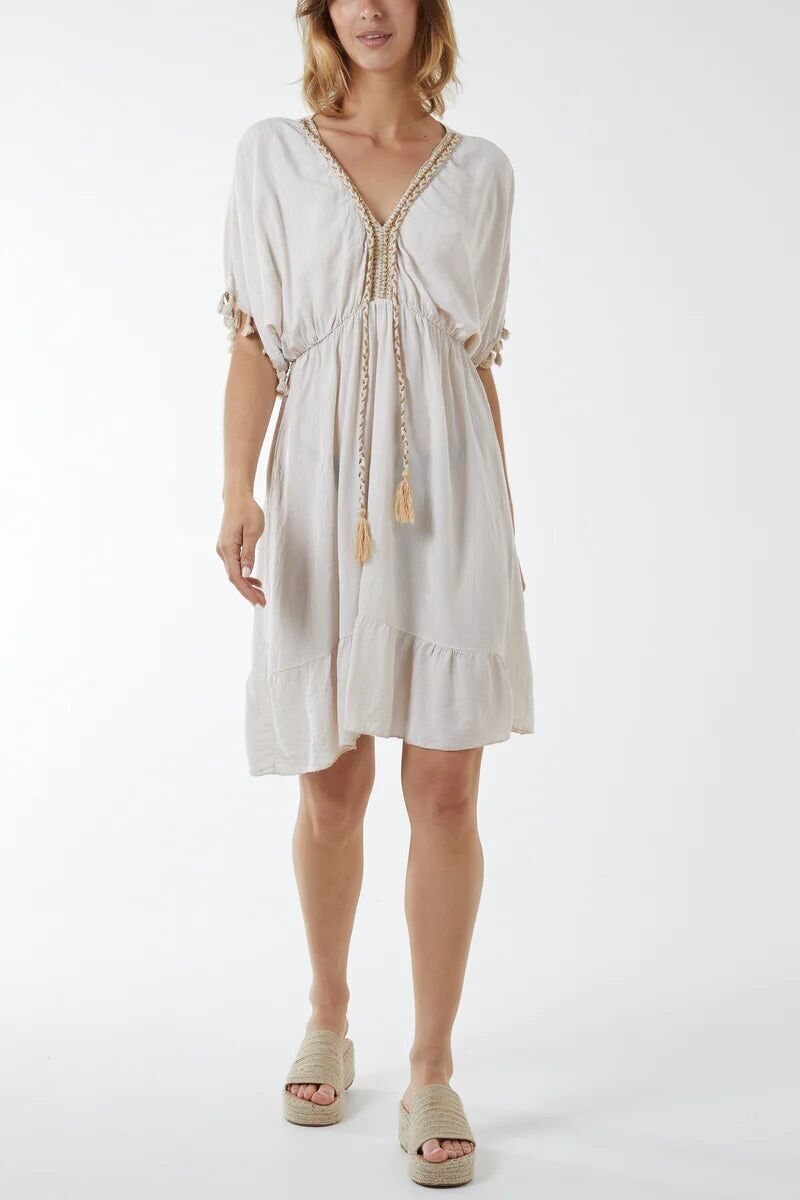 Minivestido extragrande con detalle de borlas y cuello en V en dorado y blanco